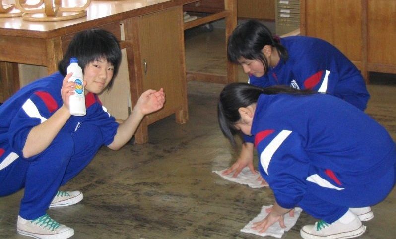 Japanese schools cleaning