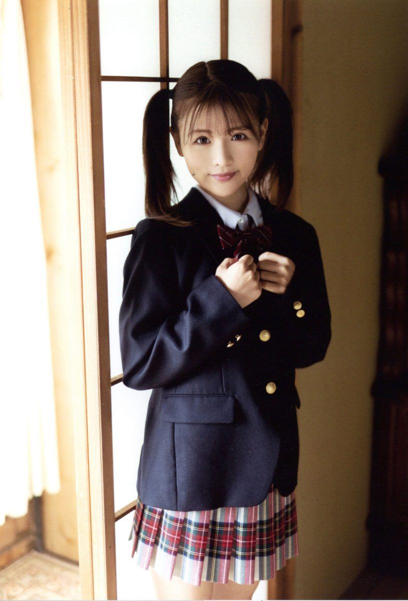 Yui Nagase Gets Ready For School!